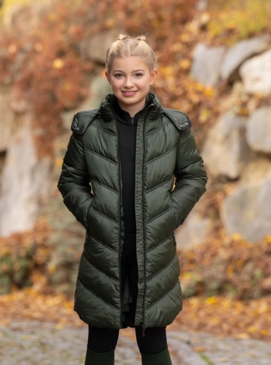 Płaszcz jeździecki pikowany Covalliero Junior w kolorze opal green  zaprezentowany przez modelkę