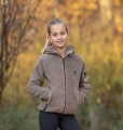 Bluza jeździecka dla dzieci Covalliero Junior w kolorze taupe zaprezentowana przez modelkę