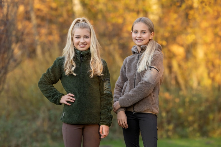 Bluza jeździecka dla dzieci Covalliero Junior w kolorze taupe zaprezentowana przez modelkę