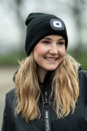 Czapka zimowa z latarką HKM Honey zaprezentowana przez modelkę