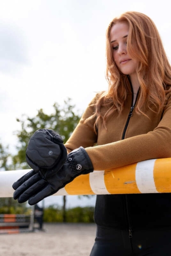 Rękawiczki jeździeckie zimowe Horze Noa w kolorze caviar black zaprezetnowane przez modelkę