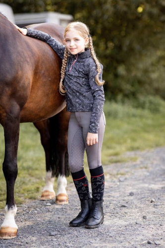 Koszulka jeździecka dziecięca termiczna Horze Pegasus w kolorze caviar black zaprezentowana przez modelkę
