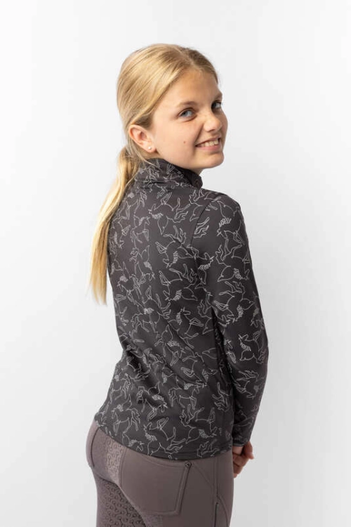 Koszulka jeździecka dziecięca termiczna Horze Pegasus w kolorze caviar black zaprezentowana przez modelkę widoczna z tyłu