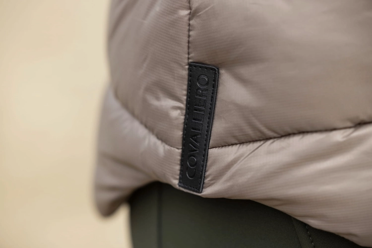 Kurtka jeździecka z dyskretnym logo Covalliero w kolorze taupe