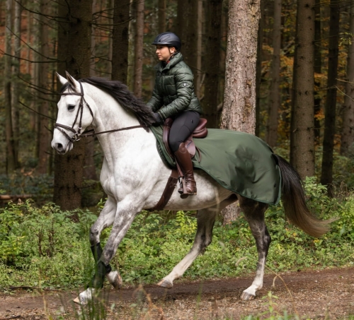 Derka treningowa Covalliero w  kolorze opal green na koniu podczas jazdy
