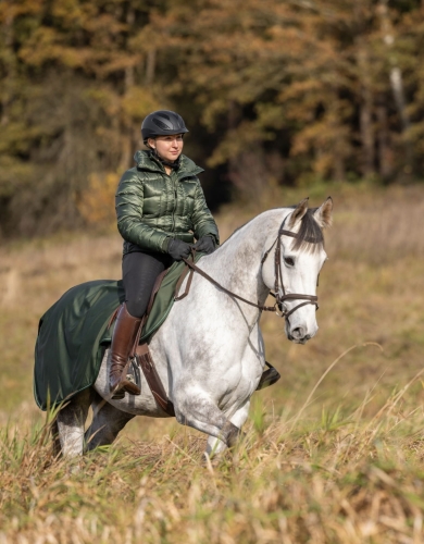 Derka treningowa Covalliero w  kolorze opal green na koniu podczas jazdy