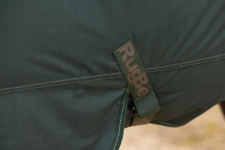 Wytrzymała derka padokowa z pasami Covalliero w kolorze opal green