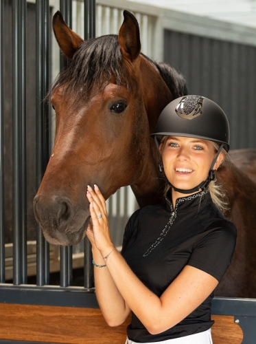 Kask do jazdy konnej Harry's Horse PRO F1 Mat Sparkle w kolorze czarnym zaprezentowany przez modelkę