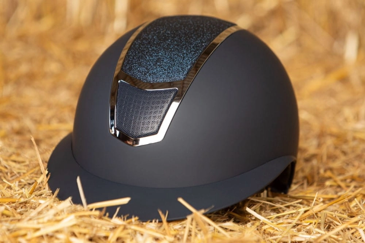 Kask jeździecki z szerokim daszkiem Harry's Horse Mont Sparkle w kolorze granatowym/srebrnym