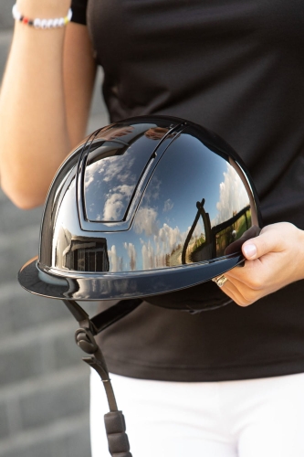 Kask jeździecki z błyszczącą skorupą Harry's Horse Royal Glossy w kolorze czarnym