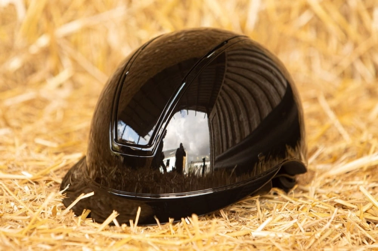 Kask jeździecki z połyskiem Harry's Horse Royal Glossy w kolorze czarnym