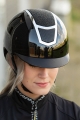 Kask jeździecki Harry's Horse Matternhorn w kolorze black/silver zaprezentowany przez modelkę