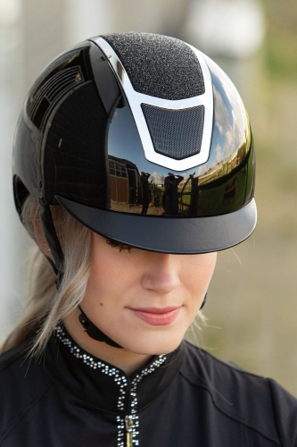 Kask jeździecki Harry's Horse Matternhorn w kolorze black/silver zaprezentowany przez modelkę