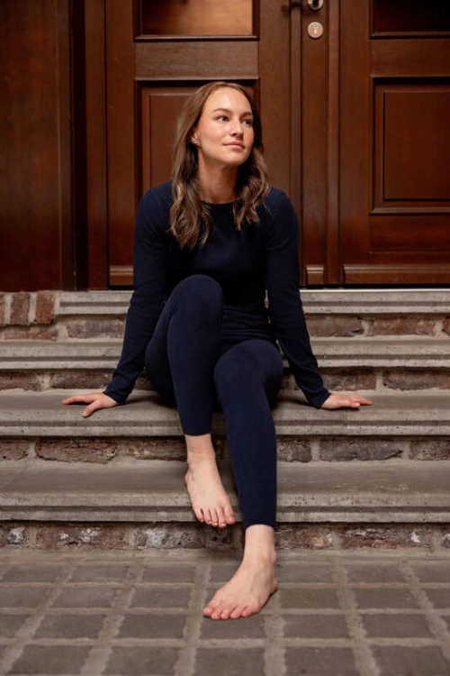 Legginsy z mikropolaru Horze Tess w kolorze polar blue zaprezentowane przez modelkę
