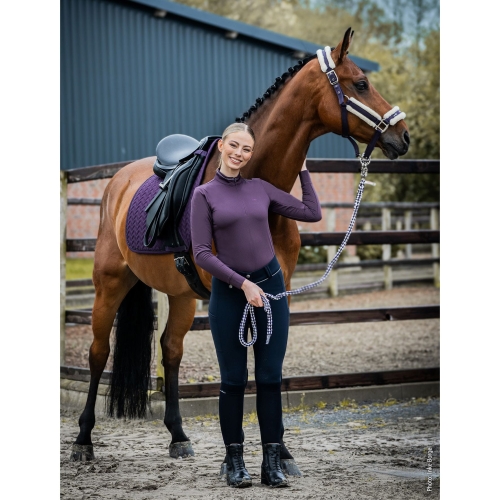 Koszulka jeździecka termiczna Schockemohle Peppa w kolorze deep mauve zaprezentowana przez modelkę