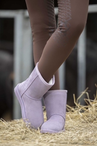 Buty na każdą pogodę HKM Davos mauve podczas pracy w stajni