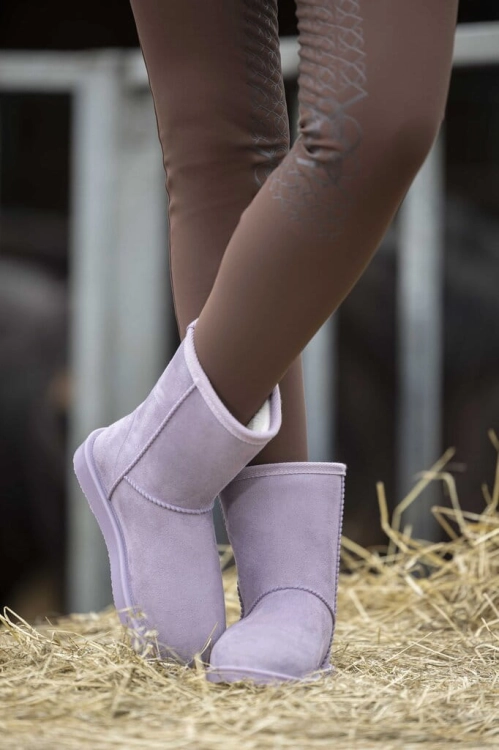 Buty na każdą pogodę HKM Davos mauve podczas pracy w stajni