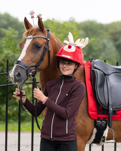 Świąteczna czapka na kask QHP Christmas Rudolf zaprezentowana przez modelkę