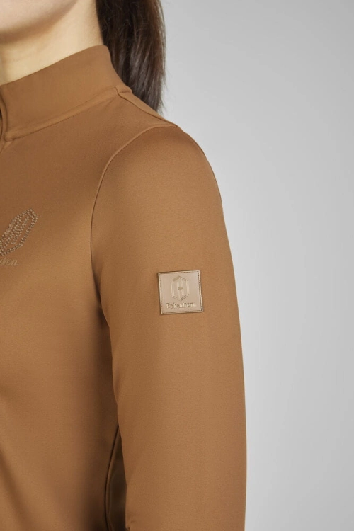 Koszulka jeździecka zimowa Eskadron Half-Zip w kolorze almond zaprezentowana przez modelkę