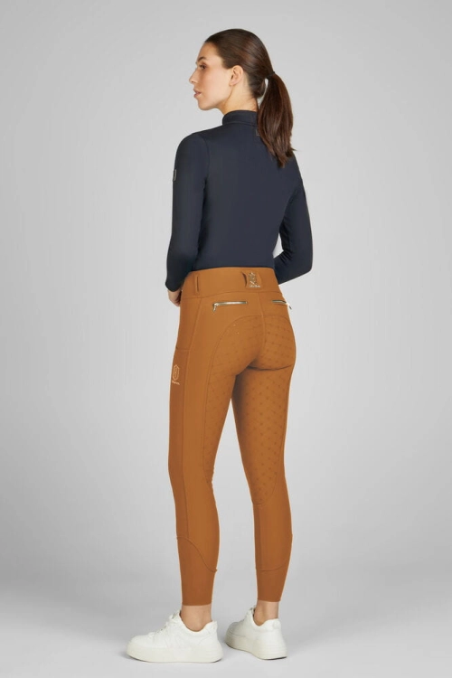 Brązowe breginsy Eskadron Heritage Pro zaprezentowane przez modelkę