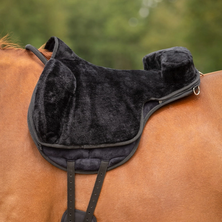 Pad do jazdy na oklep QHP Bareback w kolorze czarnym na koniu