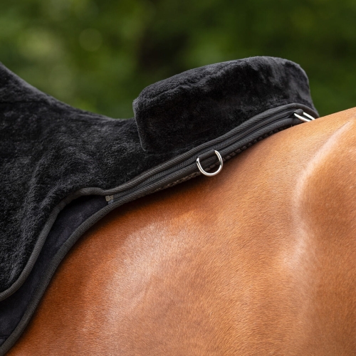 Pad do jazdy na oklep QHP Bareback w kolorze czarnym na koniu