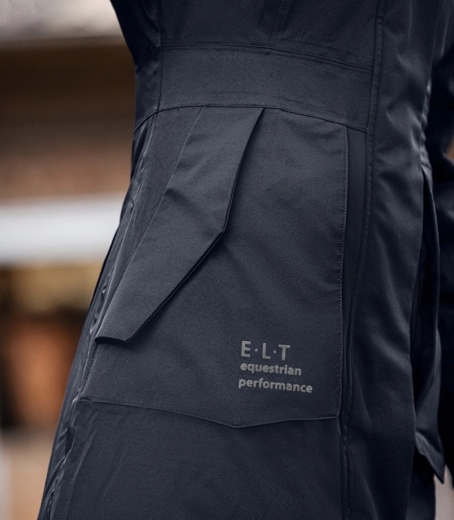 Płaszcz jeździecki z kieszeniami ELT Opal w kolorze granatowym zaprezentowany przez modelkę