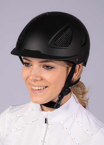 Kask jeździecki Harry's Horse Mount Blackburn  prezentowany na głowie amazonki