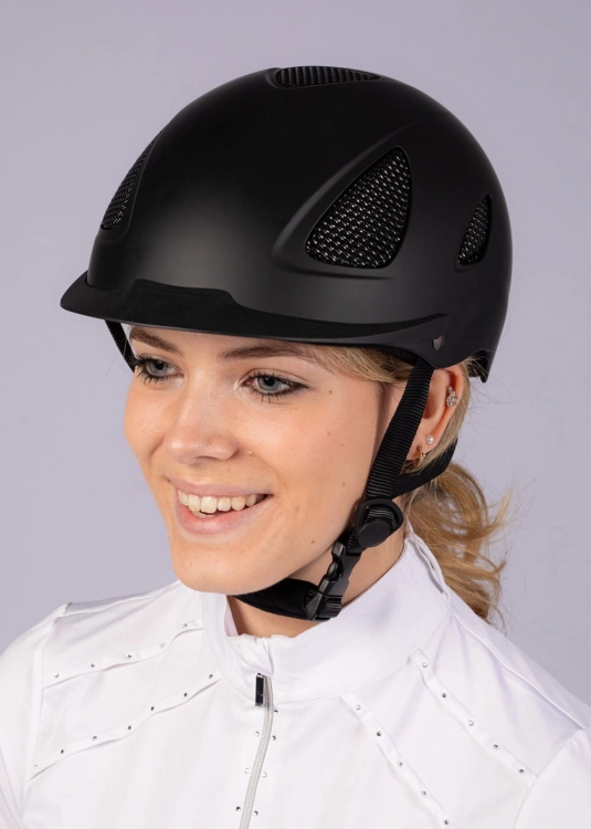 Kask jeździecki Harry's Horse Mount Blackburn  prezentowany na głowie amazonki