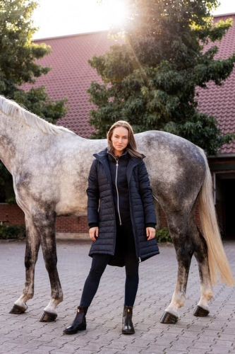 Płaszcz jeździecki w kolorze granatowym Horze Charlotte zaprezentowany przez modelkę