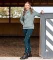 Legginsy jeździeckie ELT Ella w kolorze petrol blue zaprezentowane przez modelkę