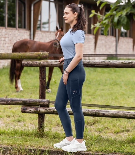 Legginsy jeździeckie damskie na lato ELT Ella w wkolorze denim blue zaprezentowane przez modelkę