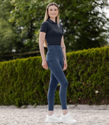 Legginsy jeździeckie ELT Ella Glam w kolorze chalkblue zaprezentowane przez modelkę