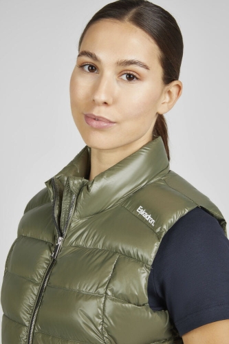 Kamizelka jeździecka Eskadron Classic Sports Quilt w kolorze dusty olive zaprezentowana przez modelkę