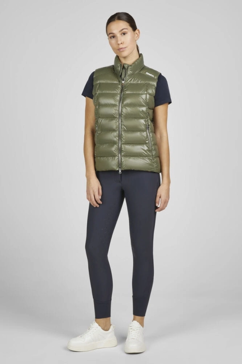 Kamizelka Eskadron Classic Sports Quilt w kolorze dusty olive zaprezentowana przez modelkę, widoczna z przodu