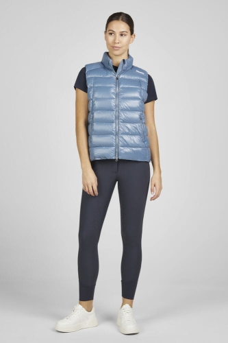 Kamizelka Eskadron Classic Sports Quilt w kolorze steel blue zaprezentowana przez modelkę, widoczna z przodu