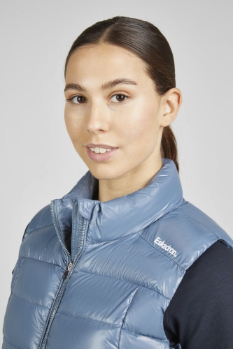 Kamizelka jeździecka Eskadron Classic Sports Quilt w kolorze steel blue zaprezentowana przez modelkę