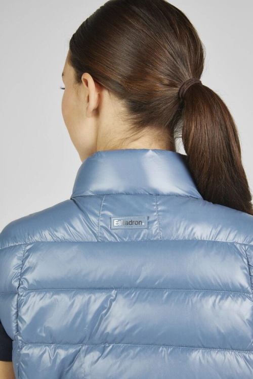Kamizelka z logo Eskadron Classic Sports Quilt w kolorze steel blue zaprezentowana przez modelkę