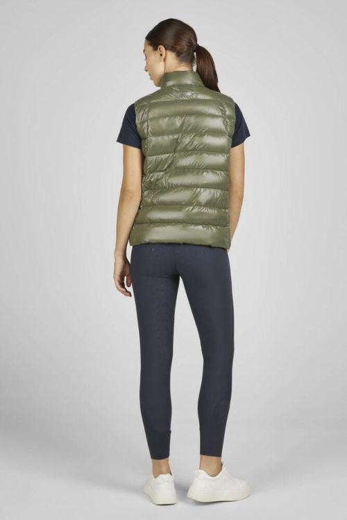 Kamizelka Eskadron Classic Sports Quilt w kolorze dusty olive zaprezentowana przez modelkę, widoczna z tyłu
