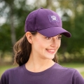 Czapka z daszkiem HKM Lavender w kolorze fioleotwym zaprezentowana przez modelkę