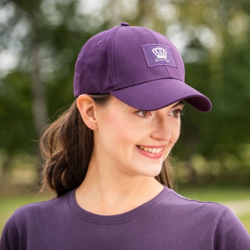 Czapka z daszkiem HKM Lavender w kolorze fioleotwym zaprezentowana przez modelkę
