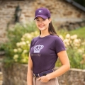 Jeździecka czapka z daszkiem HKM Lavender w kolorze fioletowym zaprezentowana przez modelkę