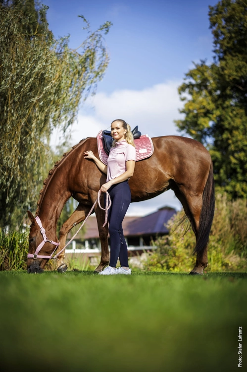 Akcesoria dla konia i jeźdźca w kolorze dusty pink z kolekcji wiosna/lato 2025 Schockemohle