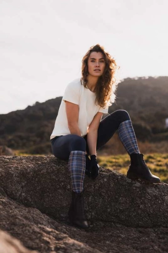 Podkolanówki jeździeckie Horze Ivy w granatowo-żółtą kratkę zaprezentowane przez modelkę