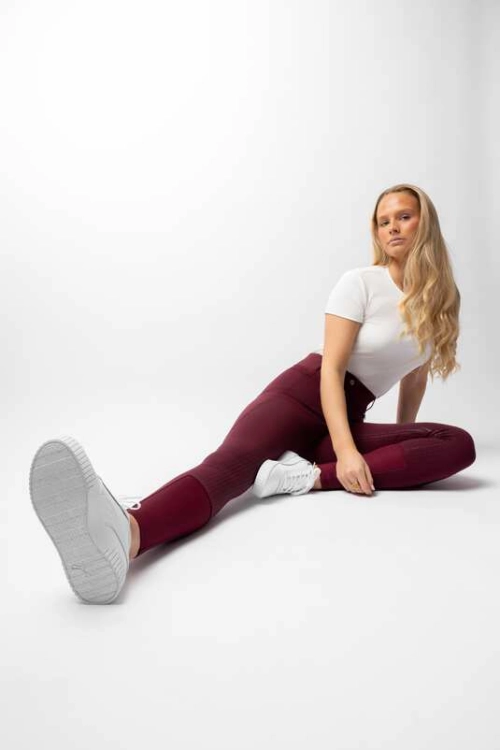 Bryczesy damskie Horze Mira w kolorze bordowym zaprezentowane przez modelkę