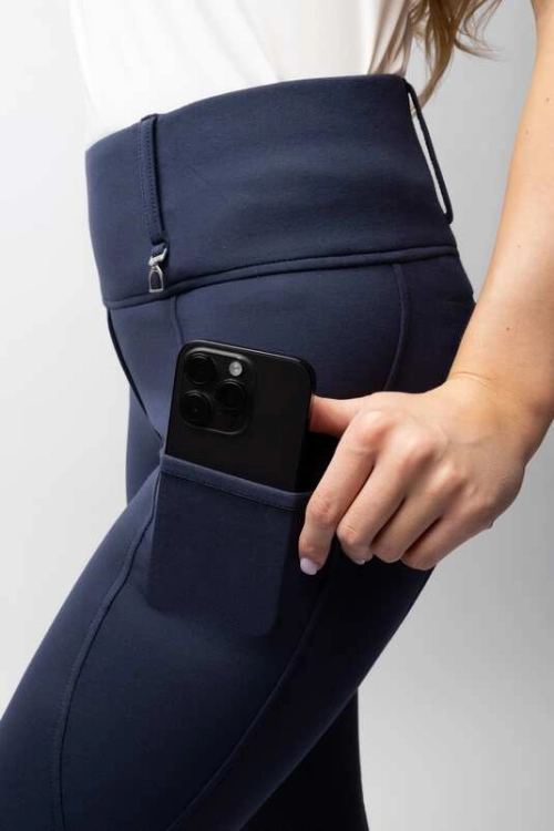 Bryczesy z kieszenią na telefon Horze Mira w kolorze granatowym zaprezentowane przez modelkę