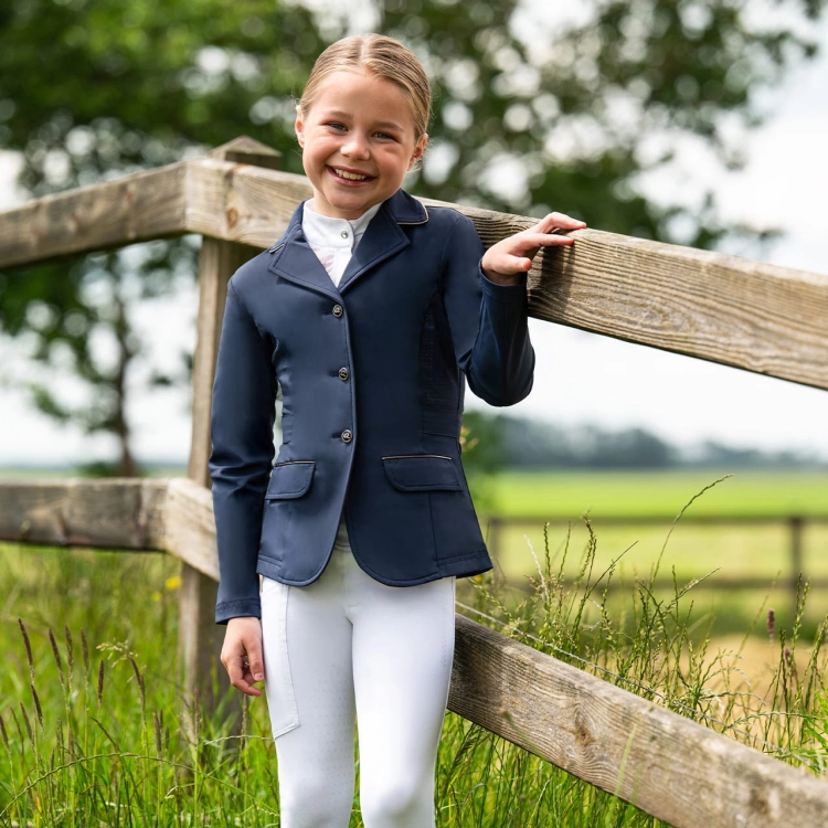Frak jeździecki dla dziewczynki w kolorze granatowym QHP Junior Sariah zaprezentowany przez modelkę