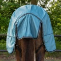 Derka przeciwdeszczowa klapą na ogon w kolorze błękitnym QHP Collection