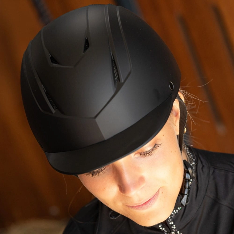 Kask jeździecki Harry's Horse Quartz w kolorze czarnym zaprezentowany przez modelkę
