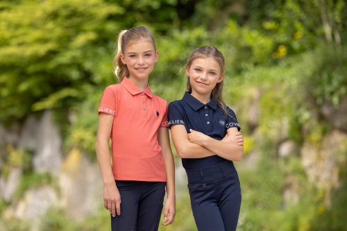 Koszulka jeździecka polo dla dziewczynki w kolorze granatowym i koralowym Covalliero Junior zaprezentowane przez modelki